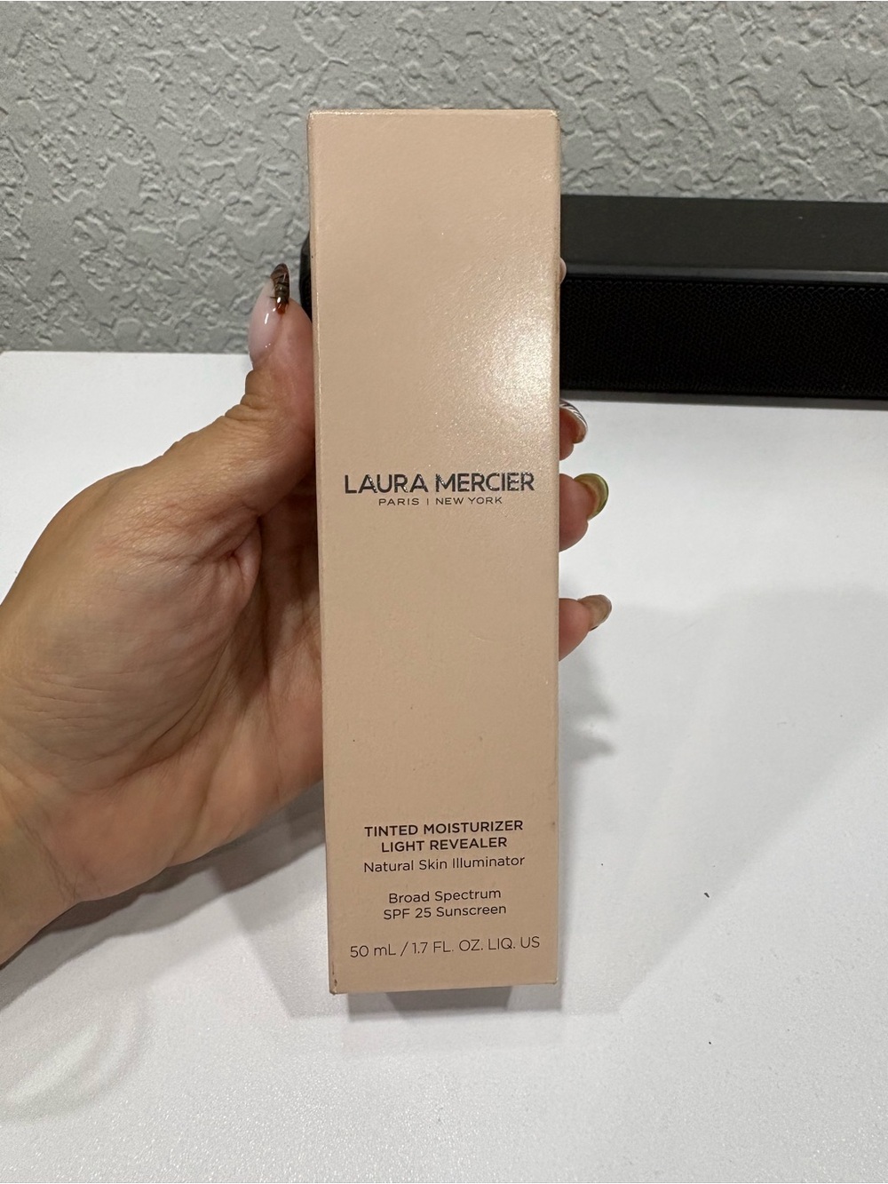 laura mercier Tinted Moisturizer Light Revealer - Beige